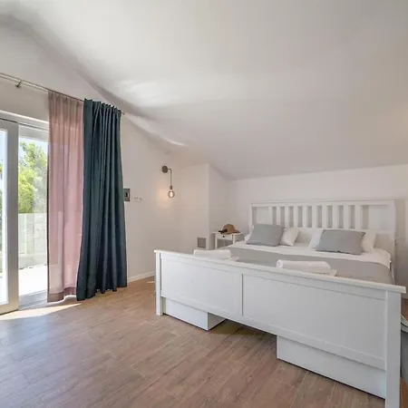 Villa Attractive Sumartin
